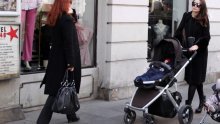 Zanosna Severina poglede mami i dok gura kolica