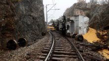 Lopovi ukrali 350 metara kontakne mreže s pruge na koju su se rasule tone kukuruza