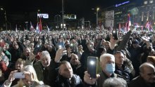 Tisuće ljudi okupilo se u Beogradu na završnom predizbornom skupu: 'Ili Srbija ili mafija, to je jedina parola'