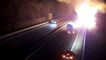 Zapalio se električni automobil, izgorjela hrpa drugih na prikolici
