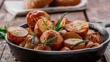Sočni iznutra, hrskavi izvana: Evo kako napraviti najukusnije pečene krumpire ikad