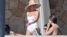 Blagdanski odmor Reese Witherspoon: Oduševljava u chic bijelom kupaćem kostimu