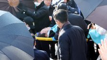 U Južnoj Koreji izboden šef oporbe. Napadač prije napada tražio autogram