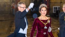 Novu godinu i titulu kraljice dočekala u najraskošnijoj haljini od baršuna