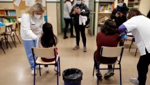 Prepune bolnice, pacijenti opet leže na hodnicima: Španjolci vraćaju maske