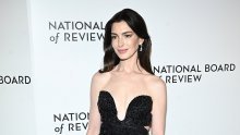 Anne Hathaway plijenila elegancijom: Haljina efektnog dekoltea za stajling bez greške