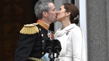 Kakav izljev ljubavi! Poljupcem na balkonu palače kralj i kraljica ušutkali glasine