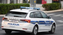 Policijska potjera za kombijem kod Slunja, krijumčario migrante i udario u stup