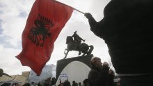 U neredima u Prištini povrijeđeno 17 policajaca