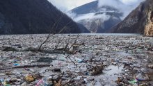 Užasne scene: Nakupine smeća plutaju Drinom