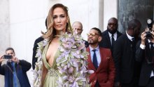 Jennifer Lopez priziva proljeće s dekolteom do pupka i okićena cvijećem
