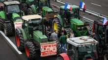 Francuski poljoprivrednici blokiraju prometnice i prijete približavanjem Parizu