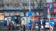 Krš i lom u Zagrebu: Sudarili se automobili na križanju, stradao i semafor