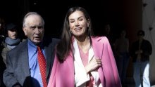Kraljica Letizia priziva proljeće: Bijelo odijelo i ružičasti kaput za stajling bez greške