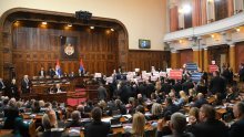 Kaos u Skupštini Srbije: Oporba mahala Vučićevim slikama s natpisom 'Šef mafije'