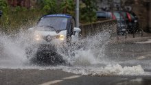 HAK: Zbog jake kiše ponegdje i veće količine vode na kolniku