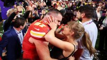 Crno, a tako različito: Travis Kelce i Taylor Swift svojim su outfitima poslali jasne poruke