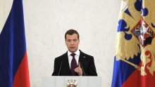 Medvedev se odbija maknuti Putinu!