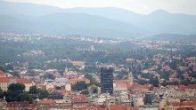 Pretežno oblačan dan, povremeno s kišom. Kolnici su vlažni i skliski