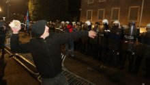Prosvjednici bacaju molotovljeve koktele na zgradu albanske vlade 