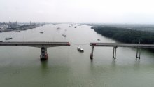 Brod udario u most, vozila pala u rijeku, dvije osobe poginule