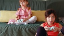 Gdje su mama i tata? Na Facebooku, kao i obično