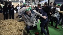 Bijesni poljoprivrednici upali na veliki sajam u Parizu, sukobili se s policijom