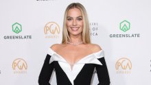 Očaravajuća mini haljina s upečatljivim detaljem odlično pristaje Margot Robbie