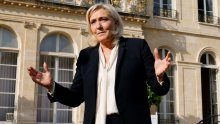 Le Pen se obrušila na Macrona: Ljudi su zabrinuti, igra se ratnog vođe