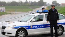 Starici zapalio auto da bi 'istjerao' dug