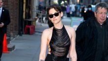 Gradske ulice kao modna pista: Kristen Stewart izazvala senzaciju u crnom