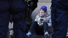 Švedska policija odvukla Gretu Thunberg s ulaza u parlament