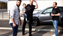 Musk sa sinom posjetio tvornicu Tesla nakon sabotaže, evo kako su dočekani
