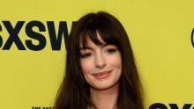 Savladale je emocije: Anne Hathaway u suzama nakon premijere nove romantične komedije