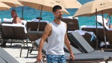 Novak Đoković uživa na plaži i pokazuje mišiće