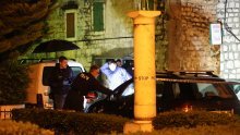 Drama u Kaštelima: Zbog parkinga u jednog pucao, drugog udario sjekirom