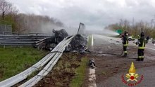 Ferrari se brzinom od 200 km/h zabio u ogradu, poginulo dvoje ljudi