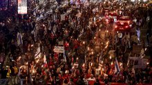 Tisuće Izraelaca s bakljama u rukama prosvjedovale protiv Netanyahua