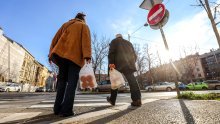 Kreće isplata nacionalne mirovine, na račune sjeda po 150 eura