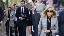 Prva dama na ulicama Pariza: Kožne tajice dominirale stajlingom Brigitte Macron