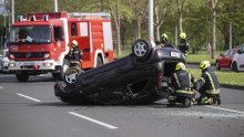 Krši i lom na cesti: Automobil prešao u suprotni trak pa završio na krovu