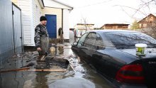 Rusi vidjeli da brana curi pa pozvali svećenika da pomogne. Sve je poplavilo
