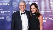Modno se uskladili i zagrljeni stigli na crveni tepih: Bill Gates i njegova djevojka vole se javno