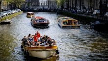 Amsterdam vrvi turistima; gradska uprava planira prepoloviti broj riječnih kruzera