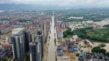 Spasioci hitno evakuiraju ljude zarobljene u poplavama u Guangdongu