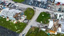 Deseci tornada pogodili SAD: Sravnjene kuće, vlakovi iskočili iz tračnica