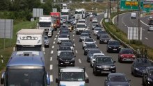 Na A1 vozi se u koloni u pokretu, na A3 izgorio auto, a vozilo u kvaru u tunelu na A7