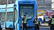 Krš i lom u centru: Automobil udario u tramvaj, čeka se policija