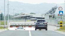 Avion Rafale prelazi preko podvožnjaka kojim prolaze civilni automobili