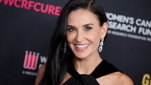 Zanosne obline i vitka linija: Demi Moore u 61. godini plijeni pažnju u minijaturnom badiću